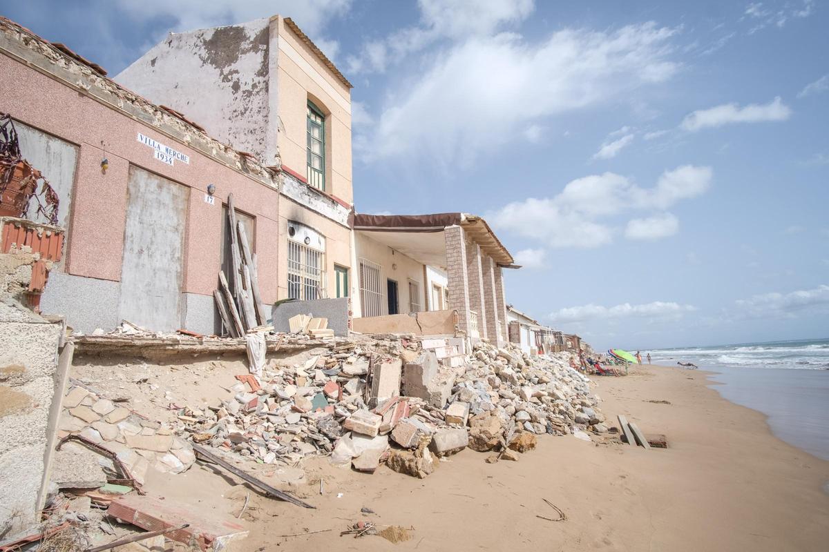 Aspecto de la hilera de viviendas en playa Babilonia de Guardamar en una imagen de principios del mes de septiembre de 2023