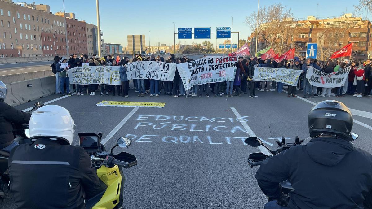 Docentes en huelga cortan la C-31 en la frontera entre Badalona y Sant Adrià, y la Gran Via y la Ronda de Dalt en Barcelona