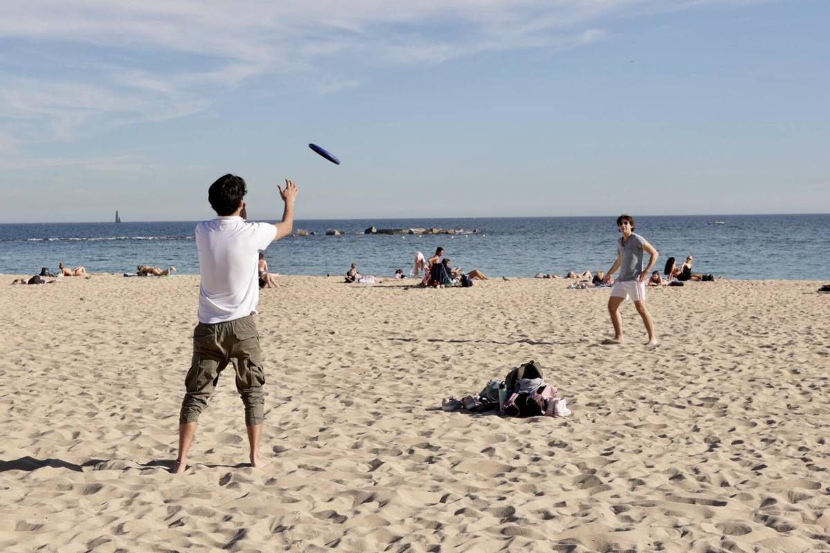 Barceloneses acuden a la playa por las altas temperaturas de noviembre