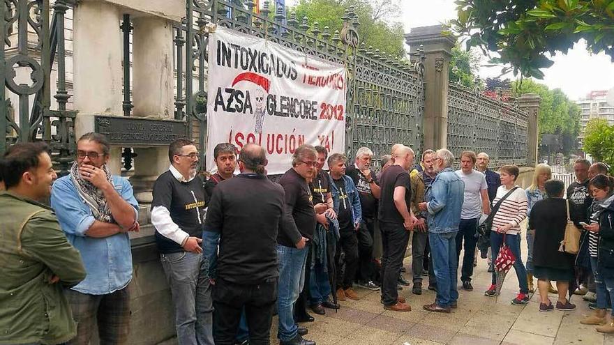 Los trabajadores intoxicados por mercurio, el pasado lunes, ante la Junta General del Principado.