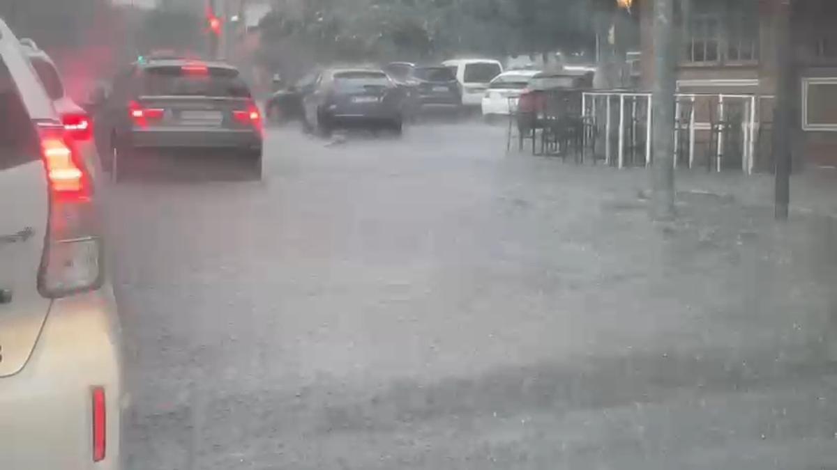Vídeo | La lluvia deja anegadas las calles Luis Montoto y Moreno Galván