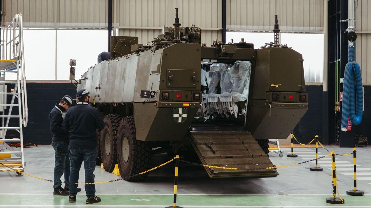 Personal de Indra inspecciona el carro de combate en El Tallerón. Llegada del carro de combate a las instalaciones de El Tallerón de Indra en Gijón
