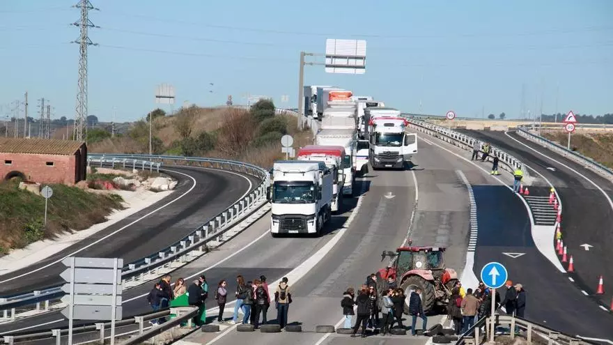 Los docentes cortan carreteras y realizan marchas lentas en Tarragona y el Ebro en el segundo día de huelgas educativas