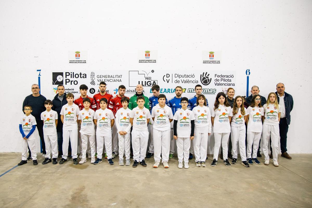 Els xiquets i les xiquetes de l'escola de Massalfassar, amb els jugadors professionals.