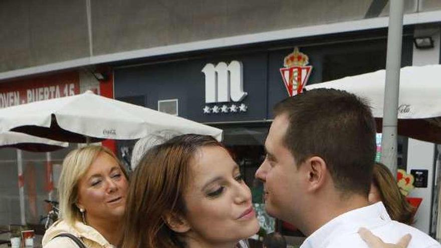 Andrea Levy saluda a David González Medina en presencia de Mercedes Fernández, ayer, en los aledaños del estadio de El Molinón.