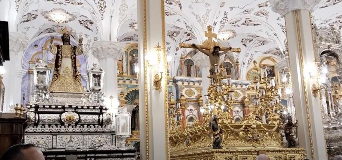 A la izquierda, el paso del Palmar de Troya que replica al trono del Cautivo.