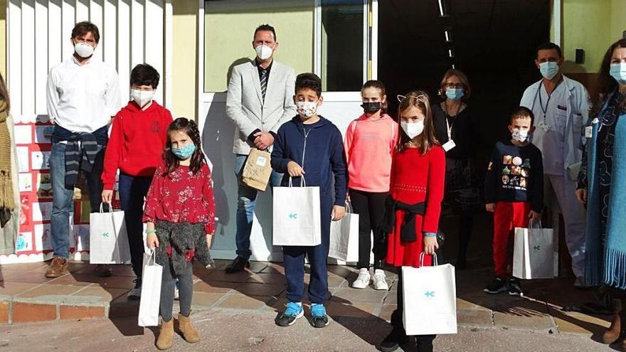 Alumnos, profesores y personal sanitario, en la entrega de los murales al hospital.