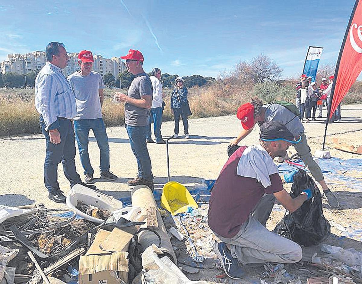 Los participantes recibieron el material necesario para realizar la actividad y pusieron mucho entusiasmo en la retirada de «basuraleza».