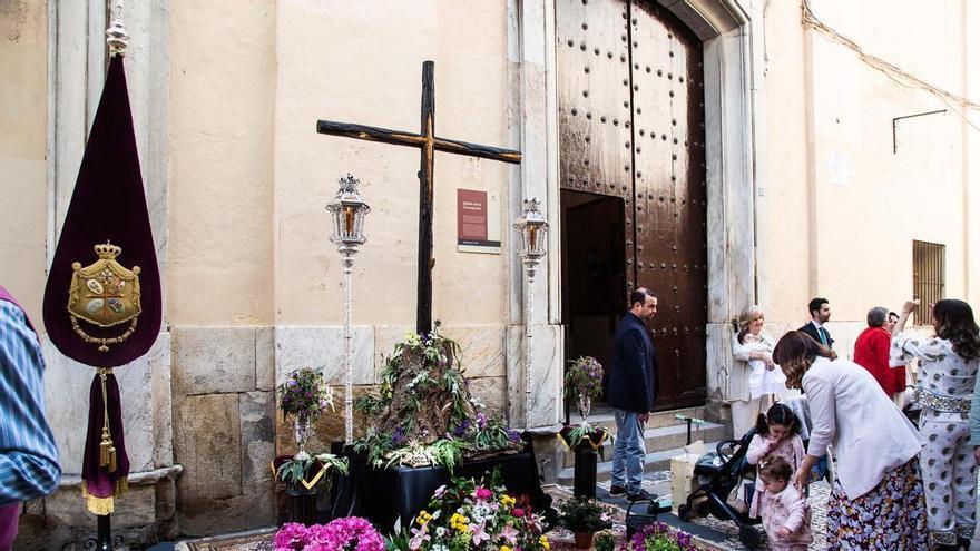 La Cruz de Mayo se resiste a desaparecer de Badajoz