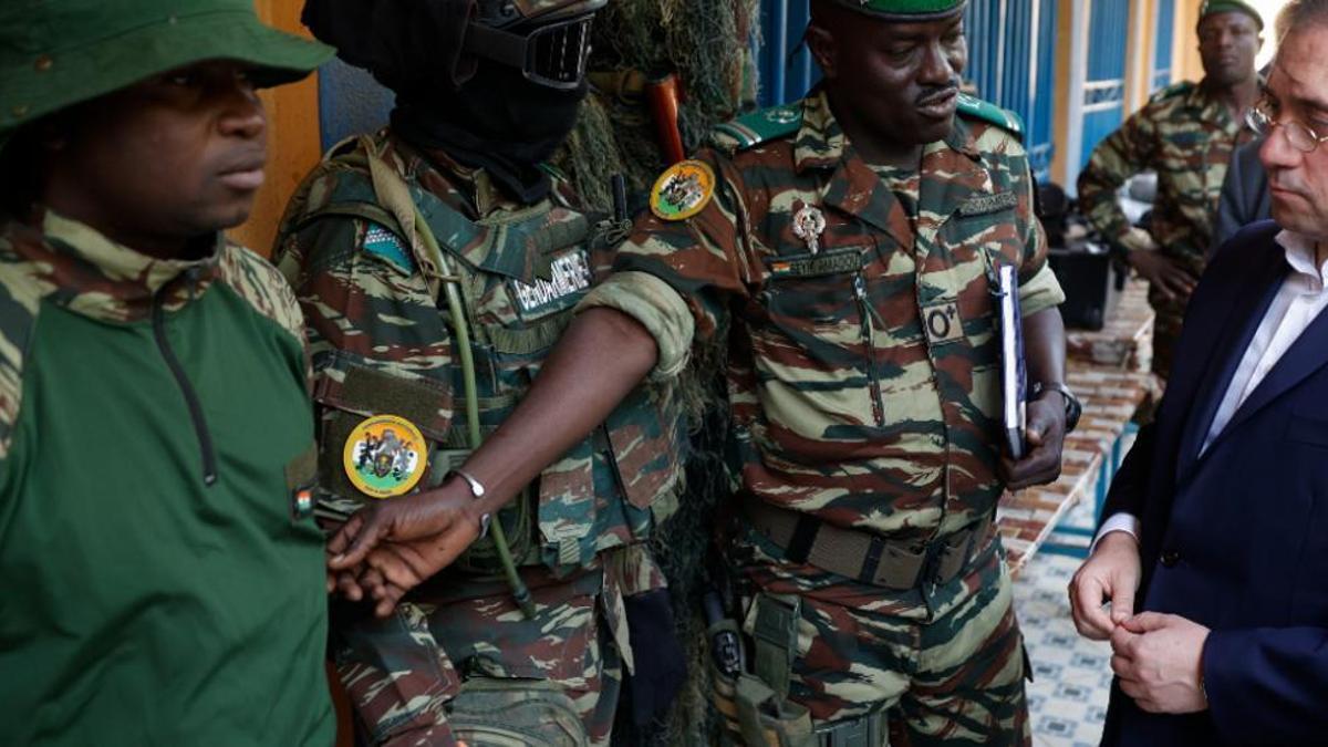 Albares visita la Gendarmería de Níger para conocer el desarrollo de la operación Garsi Sahel, un proyecto europeo liderado por España cuyo objetivo es la formación, dotación y puesta en marcha de unidades policiales que permitan a este país recuperar el control de su territorio.