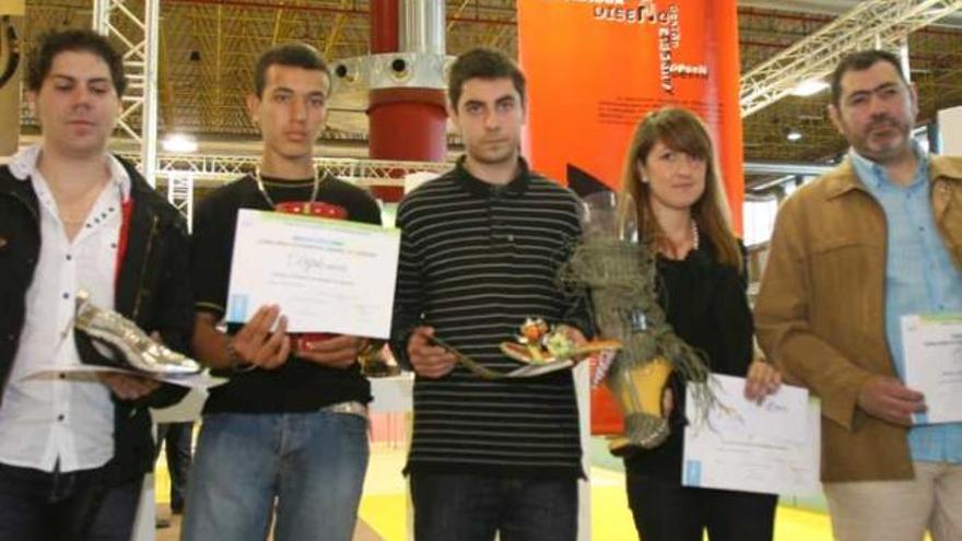 Los ganadores del concurso (segundo y tercero por la izquierda); y los accésits