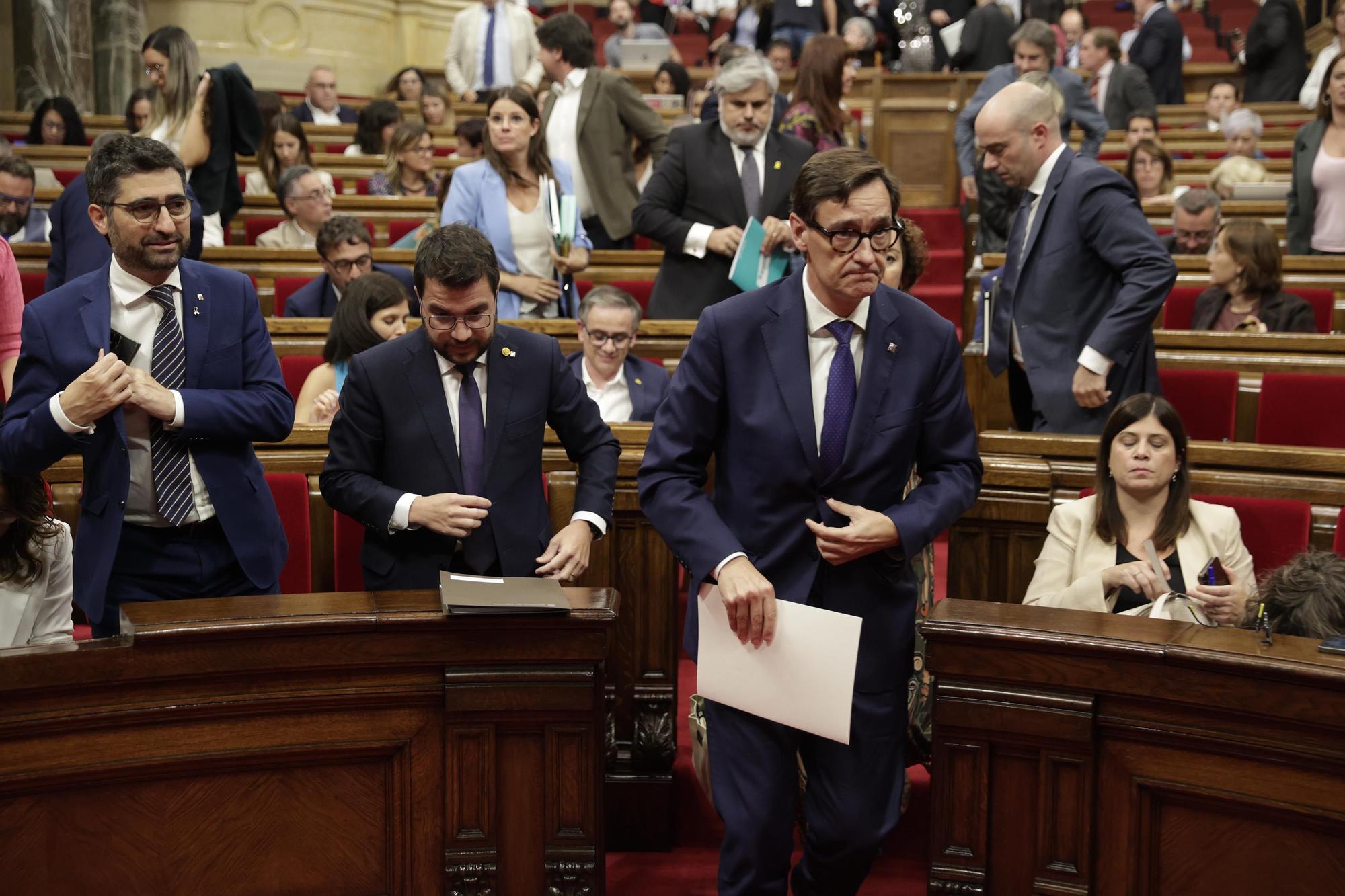 El líder del PSC, Salvador Illa, y Pere Aragonès, tras el debate de política general