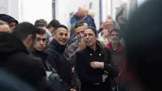 Los vecinos concentrados cantan 'Anàrem a Sant Miquel' durante el desalojo de la casa okupada en Sant Antoni