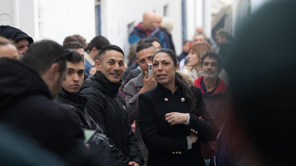 Los concentrados cantan 'Anàrem a Sant Miquel'.