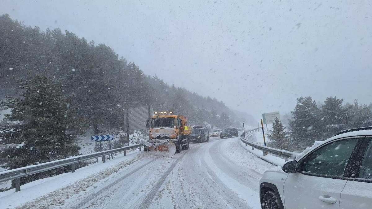 La nieve dificulta la circulación en las carreteras de Andalucía