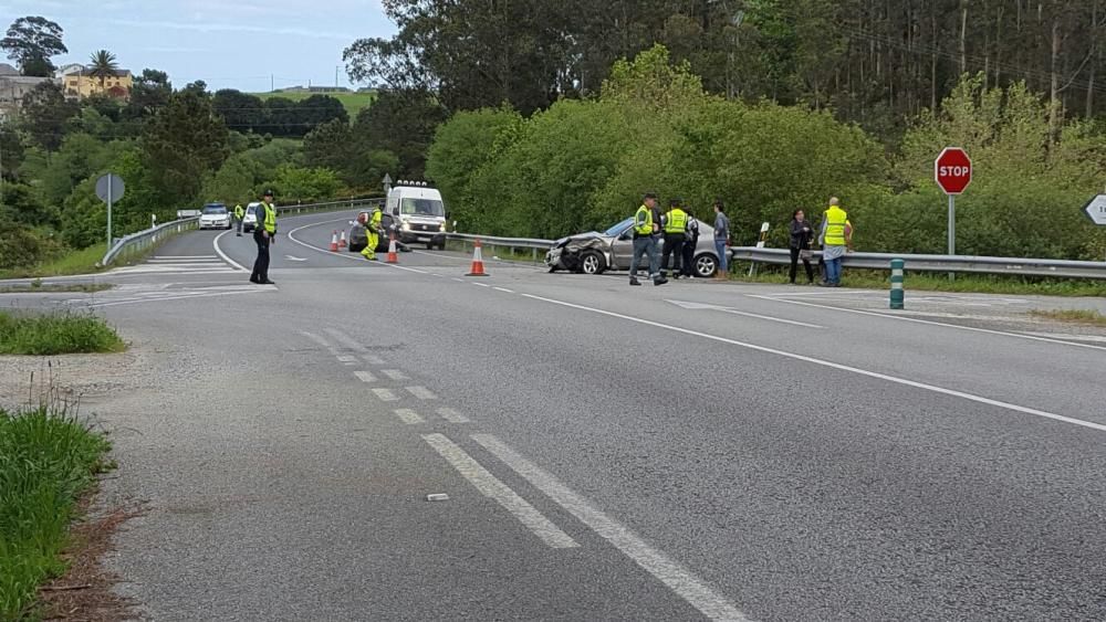 Dos heridos leves en un accidente en el cruce de La Retela, en Tapia