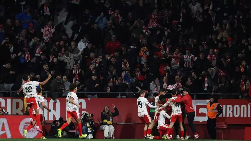 El gol de la polémica: falta previa a Koundé y Beltrán da la victoria al Girona