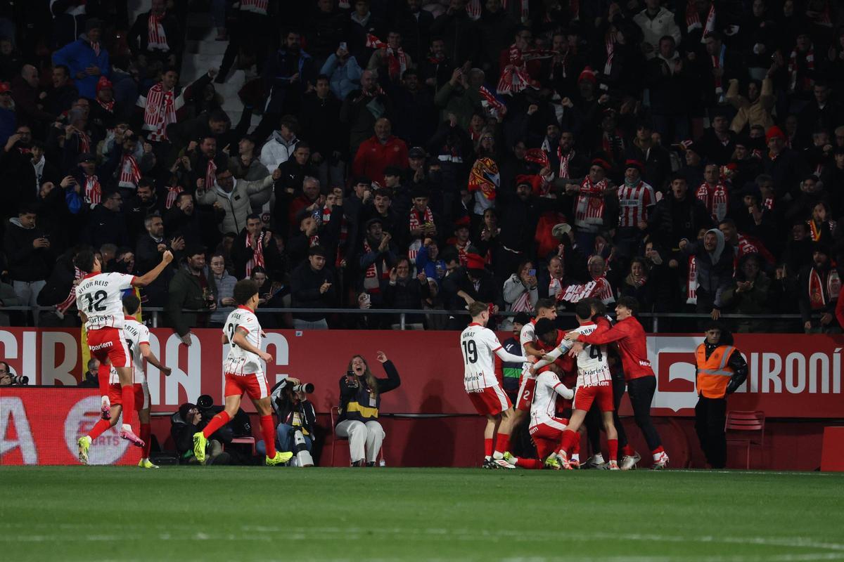 Los jugadores del Girona celebran uno de los goles frente al Barça