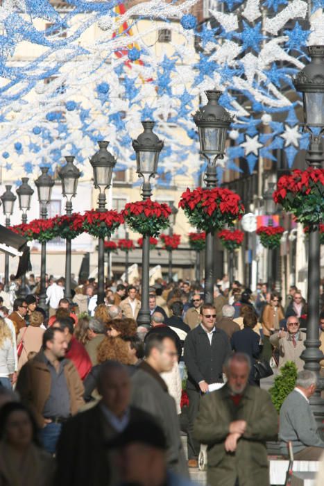 Las luces de Navidad de la calle Larios son actualmente un atractivo turístico de la ciudad por el espectáculo de luz y sonido que las acompañan desde hace ya algunos años, pero no siempre fue así...