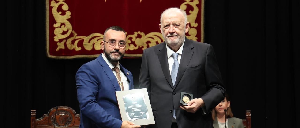 Benlloch entregó la Medalla de Oro de Vila-real a José Manuel LLaneza