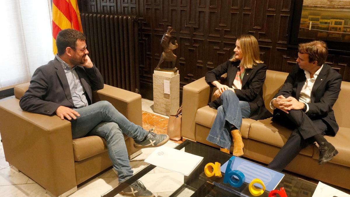 L'alcalde de Girona, Lluc Salellas; la consellera de Drets Socials, Mònica Martínez Bravo, i el director dels serveis territorials, al despatx d'alcaldia
