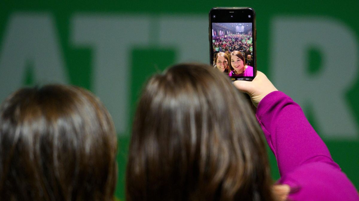 Dos jóvenes se hace un 'selfie'.