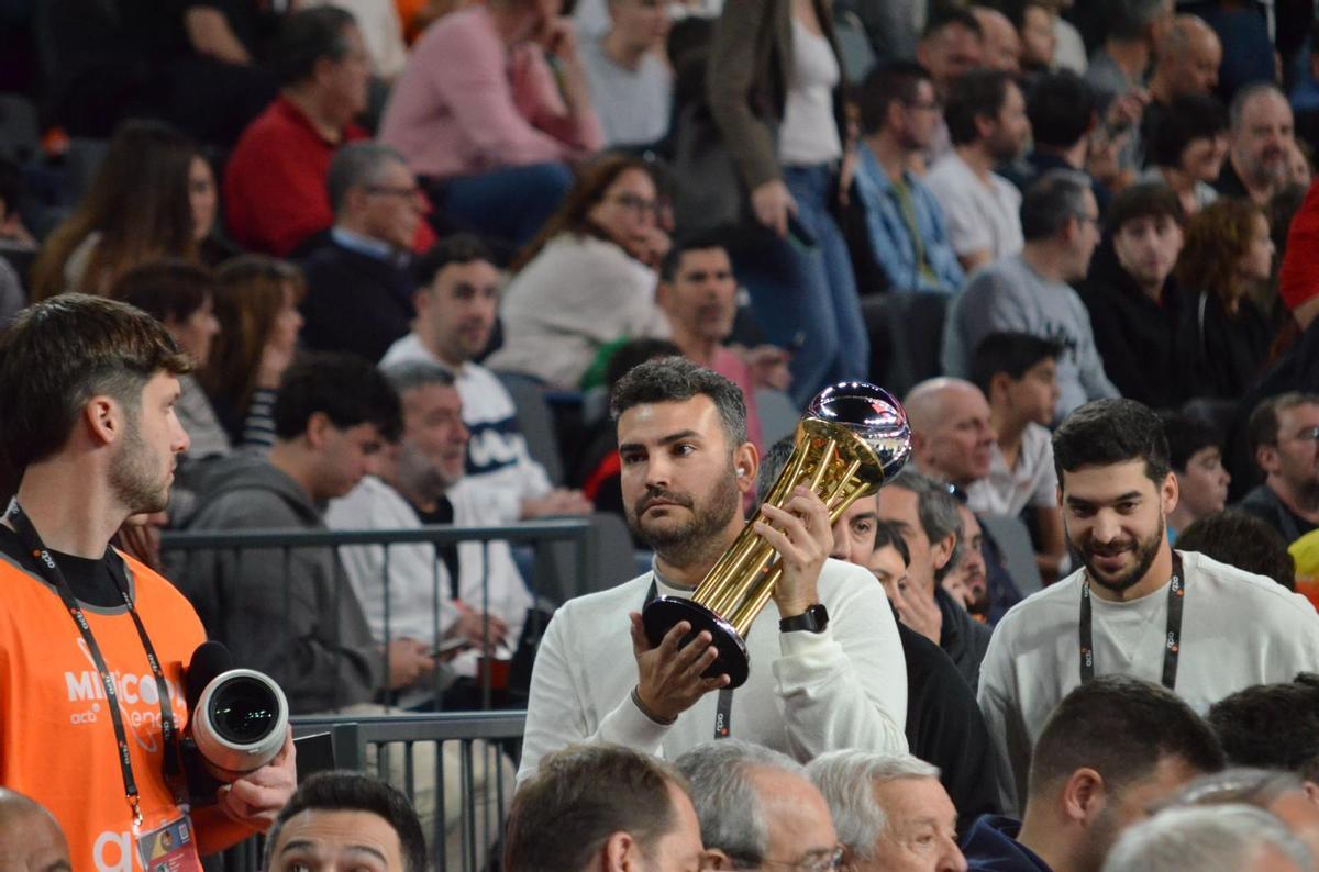 Diego Morales, con el trofeo de la Minicopa Endesa.