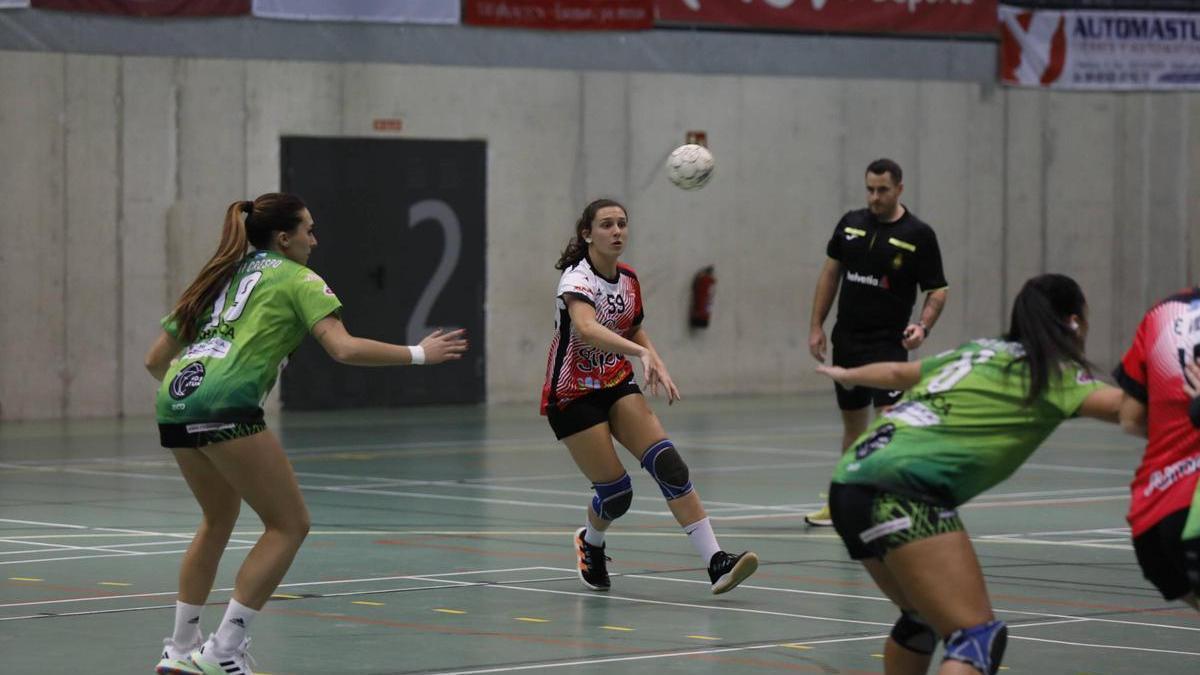 Laura Pérez Zamanillo, en un partido con el Balonmano Gijón.