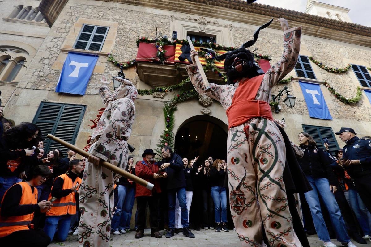 Un Sant Antoni amable y respetuoso llena Manacor de fiesta y humo