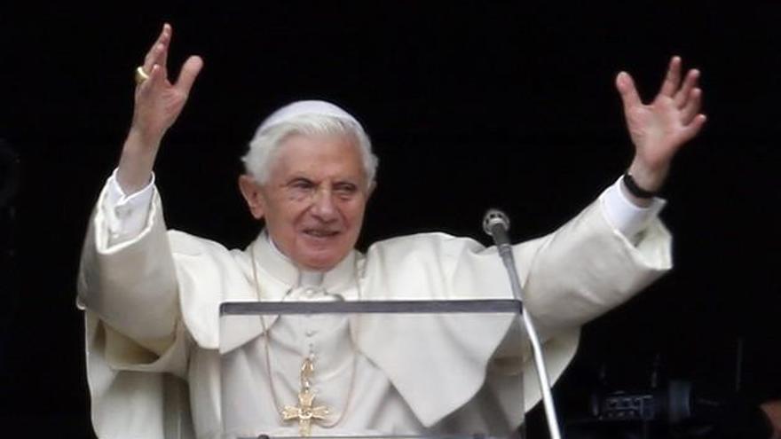 El expapa Ratzinger rompe su silencio y confirma que se enfrentó a un lobi gay en el Vaticano