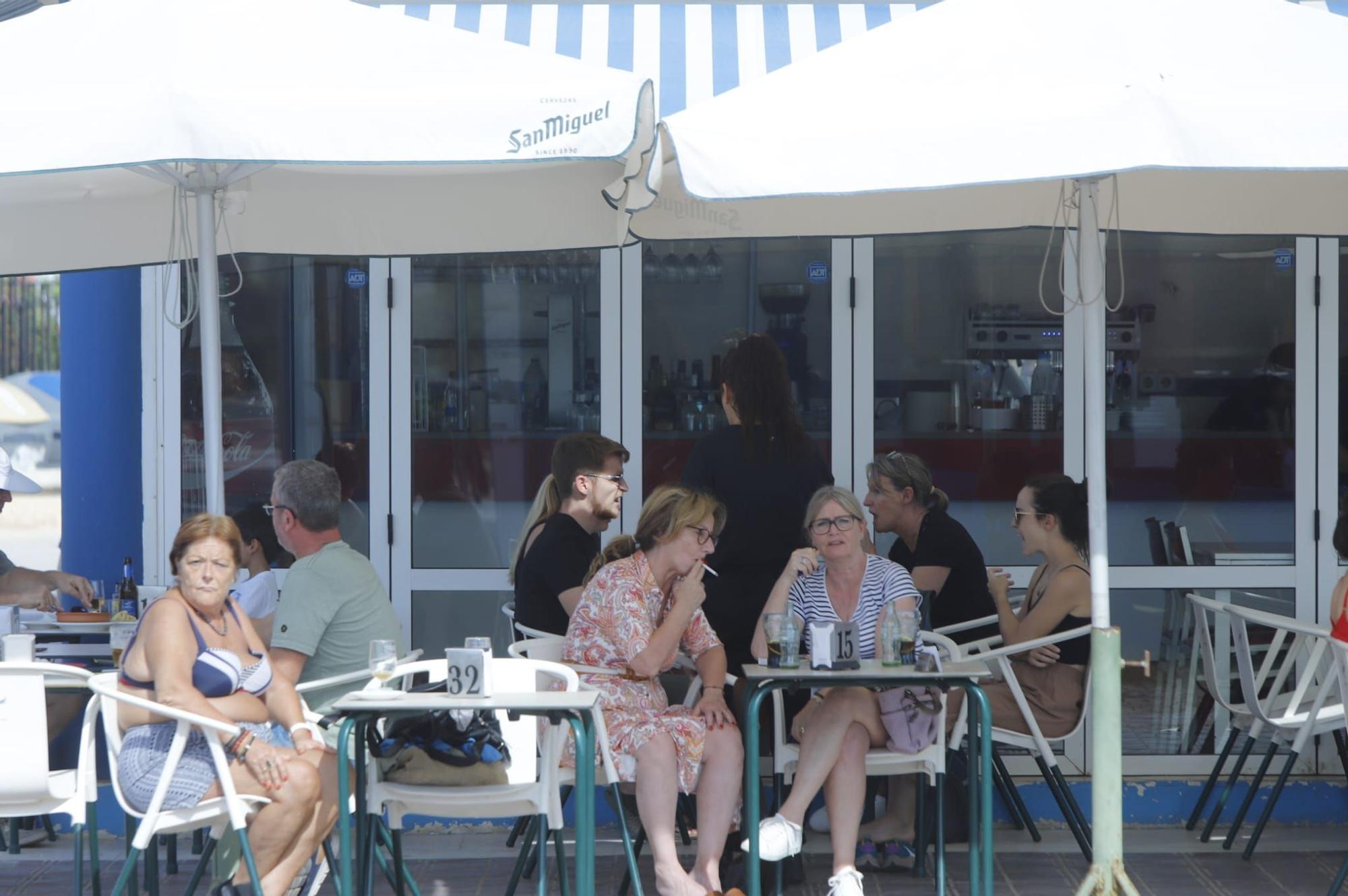 Llenazo en las playas de València este domingo, 15 de octubre