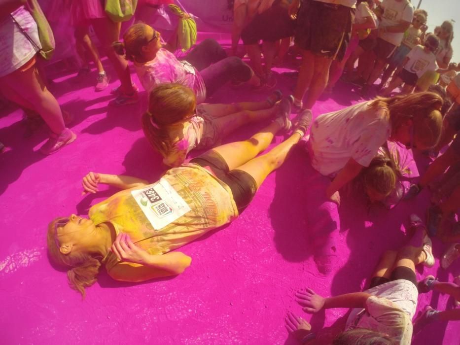 La colorida carrera organizada por Unicaja volvió a concentrar un ambiente joven y festivo en el entorno del estadio Ciudad de Málaga