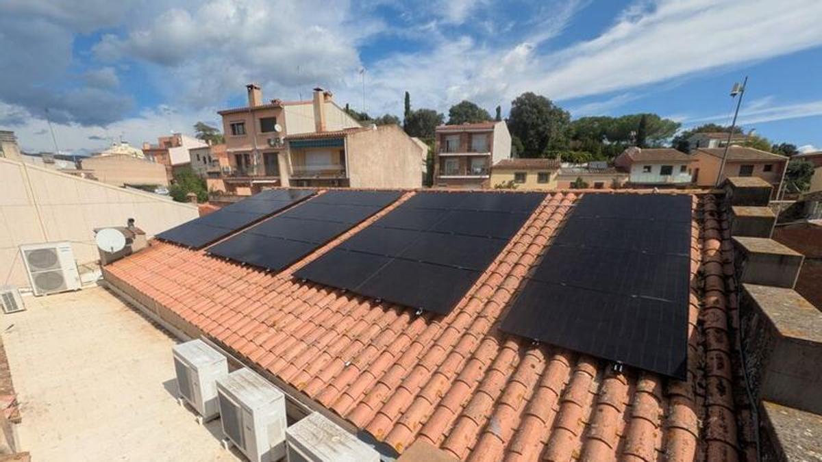 Plaques solars a la coberta de la llar de jubilats