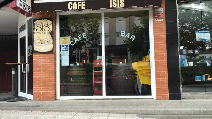 Las puertas correderas por las que los cacos accedieron a la cafetería Isis, en una imagen tomada ayer.