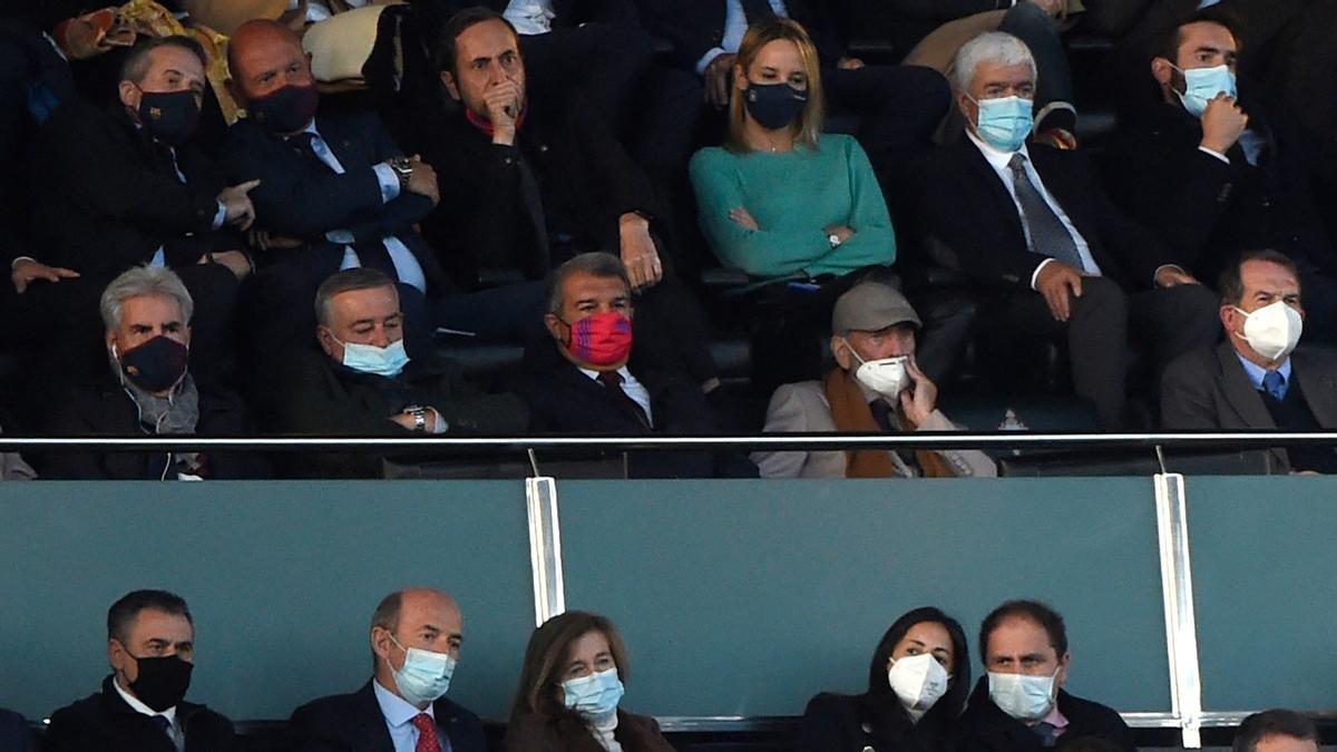 Laporta (con mascarilla roja) en el palco de Balaídos.