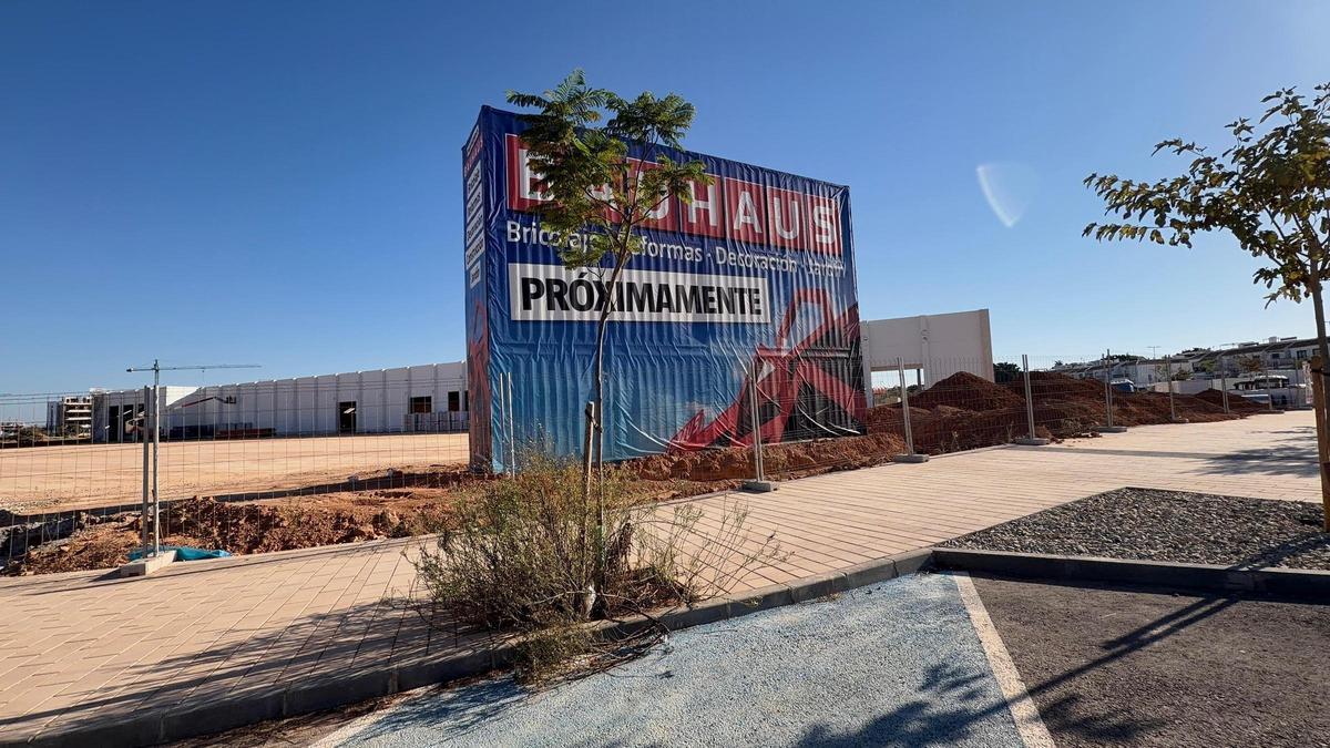Obras de la tienda alemana en el sector la Hoya junto a la avenida de José Carreras