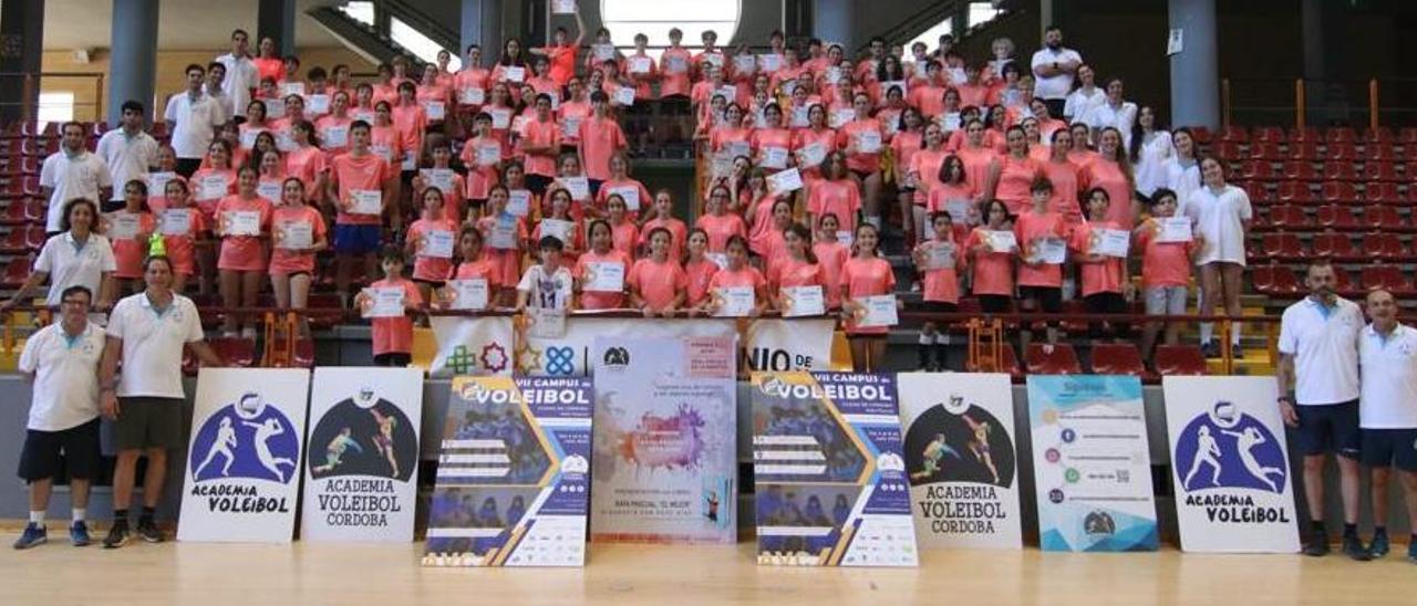 Deportistas y técnicos participantes en el campus del Academia Voleibol Córdoba.