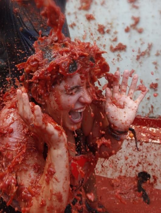 Impactants imatges de la Tomatina de Bunyol