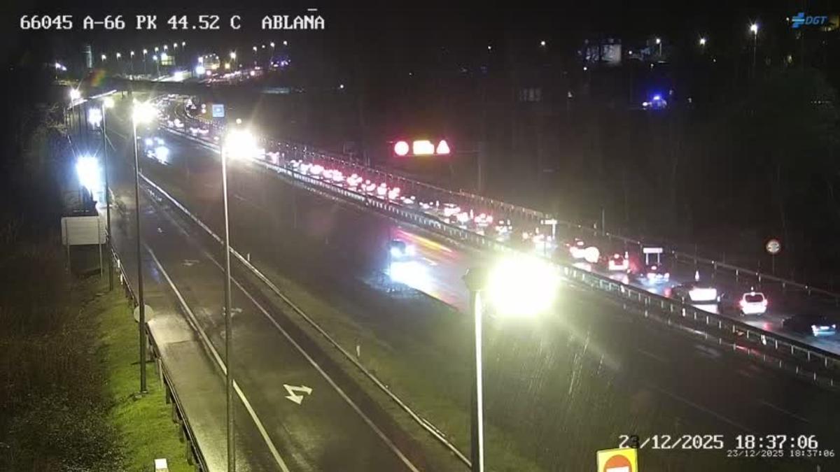 La caravana de vehículos debida al accidente.