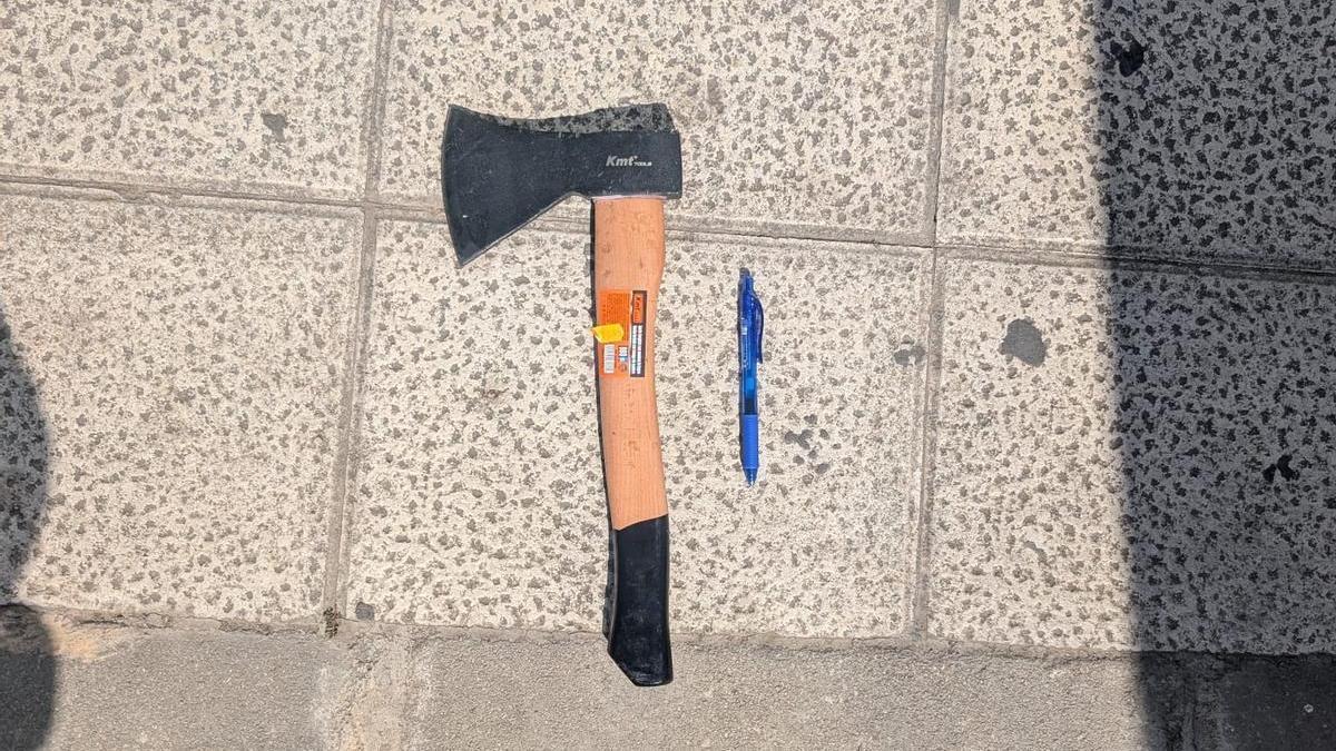 Imagen del hacha con la que el detenido ha amenazado de muerte a varias trabajadoras de un comercio de La Almunia de Doña Godina.