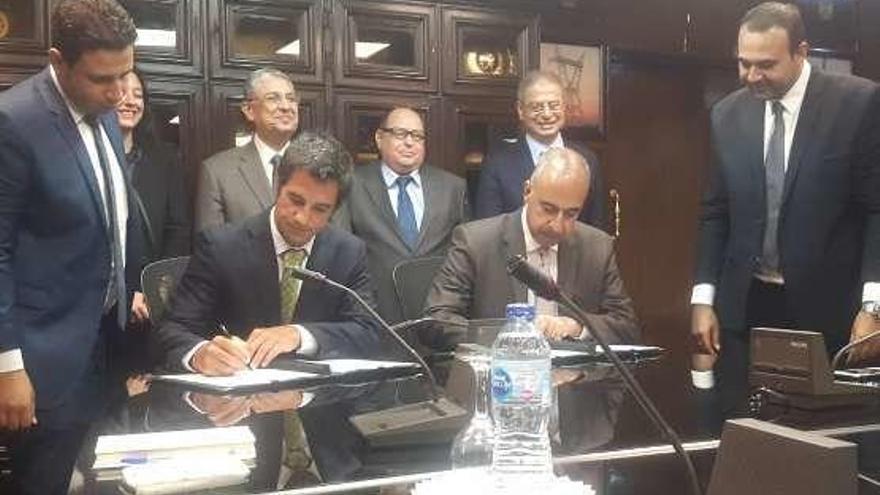 Firma del contrato entre directivos de TSK y el cliente egipcio.