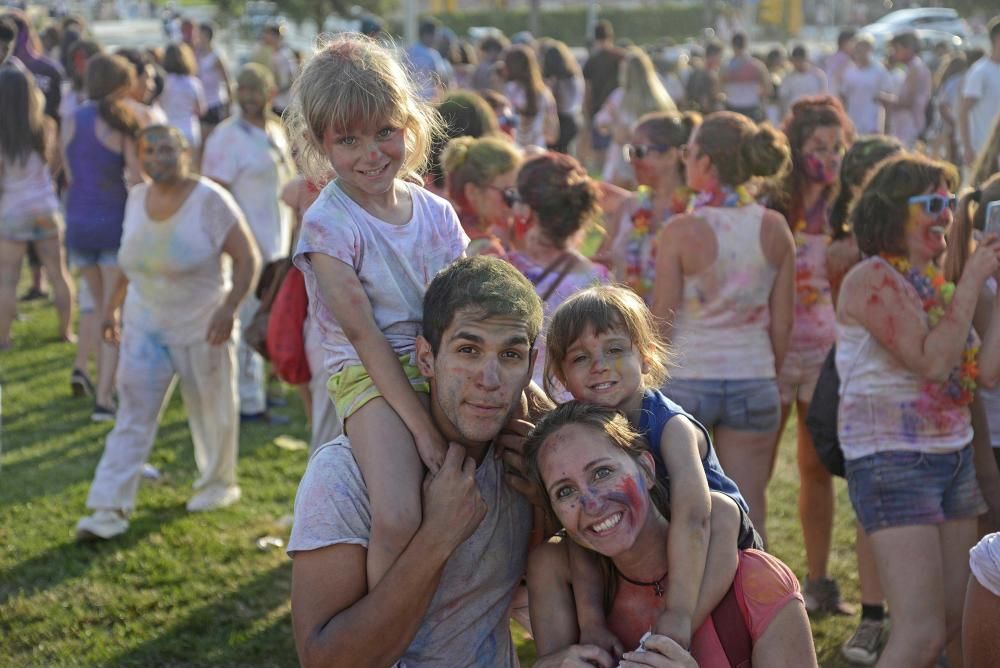 Mehrere hundert Personen haben am Samstag (11.6.) auf Mallorca die Insel-Version des Hindu-Frühlingsfests gefeiert. Es regnete Farbpulver, dazu gab es Musik und Bollywood-Tanz.