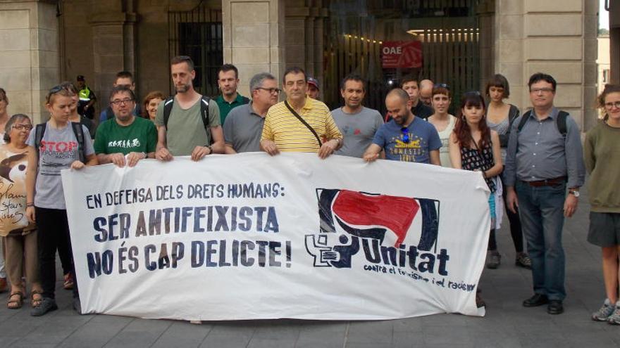 Membres d&#039;Unitat contra el Feixisme i de diversos col·lectius i partits, en la presentació de la campanya