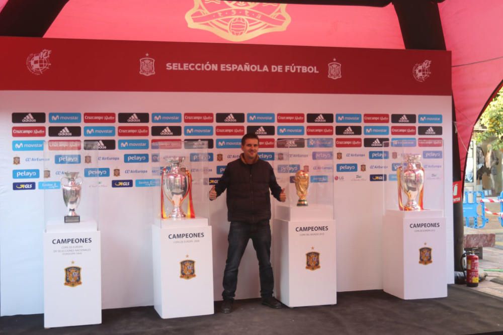 Cientos de aficionados hacen cola durante todo el jueves para fotografiarse con los trofeos de La Roja