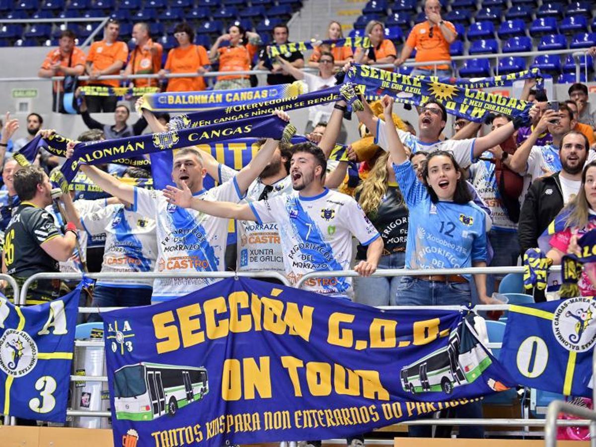 Afición del Cangas ayer en el pabellón. |  // J.L RECIO/RFEBM