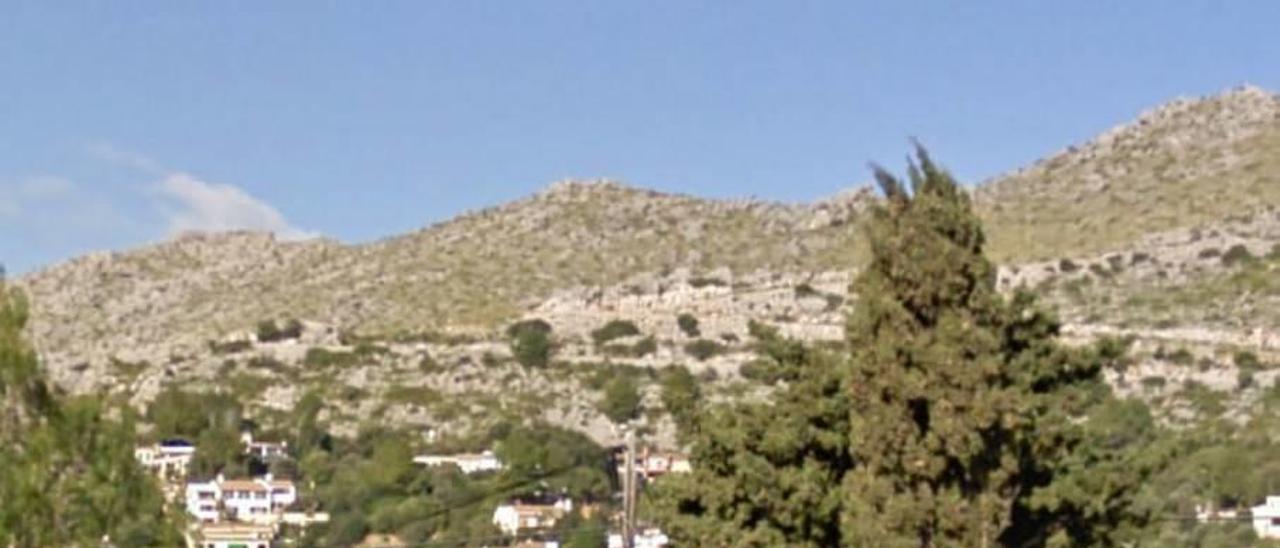 Vista general de la urbanización de El Vilar, ubicada en la ladera de una montaña.