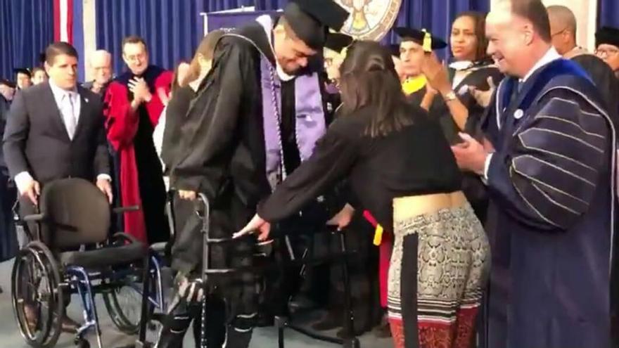 Un paralítico echa a andar tras dos años y medio el día de su graduación