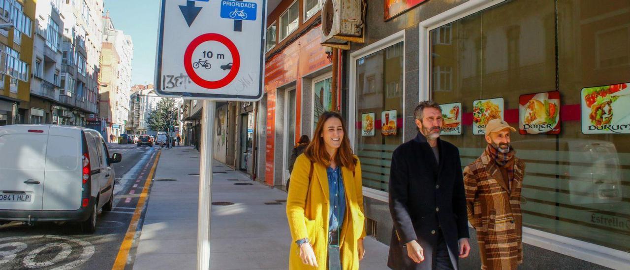 Paola María, Alberto Varela y Álvaro Carou visitaron ayer las espaciosas aceras de Doutor Tourón.