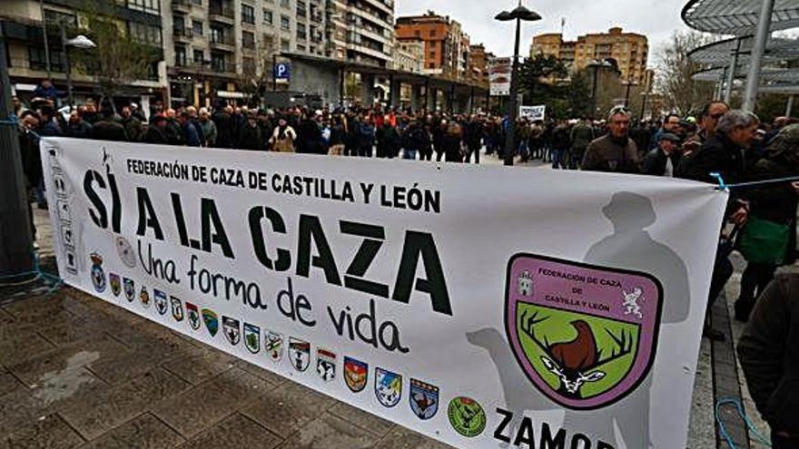 Una manifestación de cazadores en Zamora capital en defensa de la actividad cinegética.