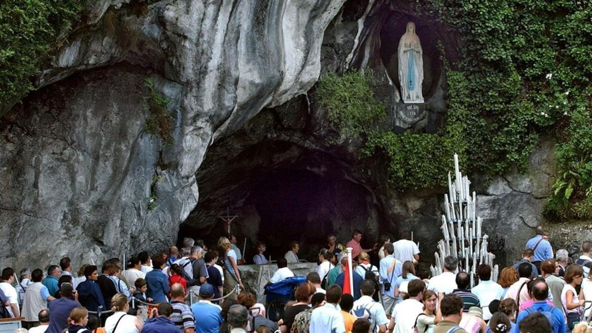 La gruta de Lourdes, en torno a la que se construyó el santuario en el sur de Francia.